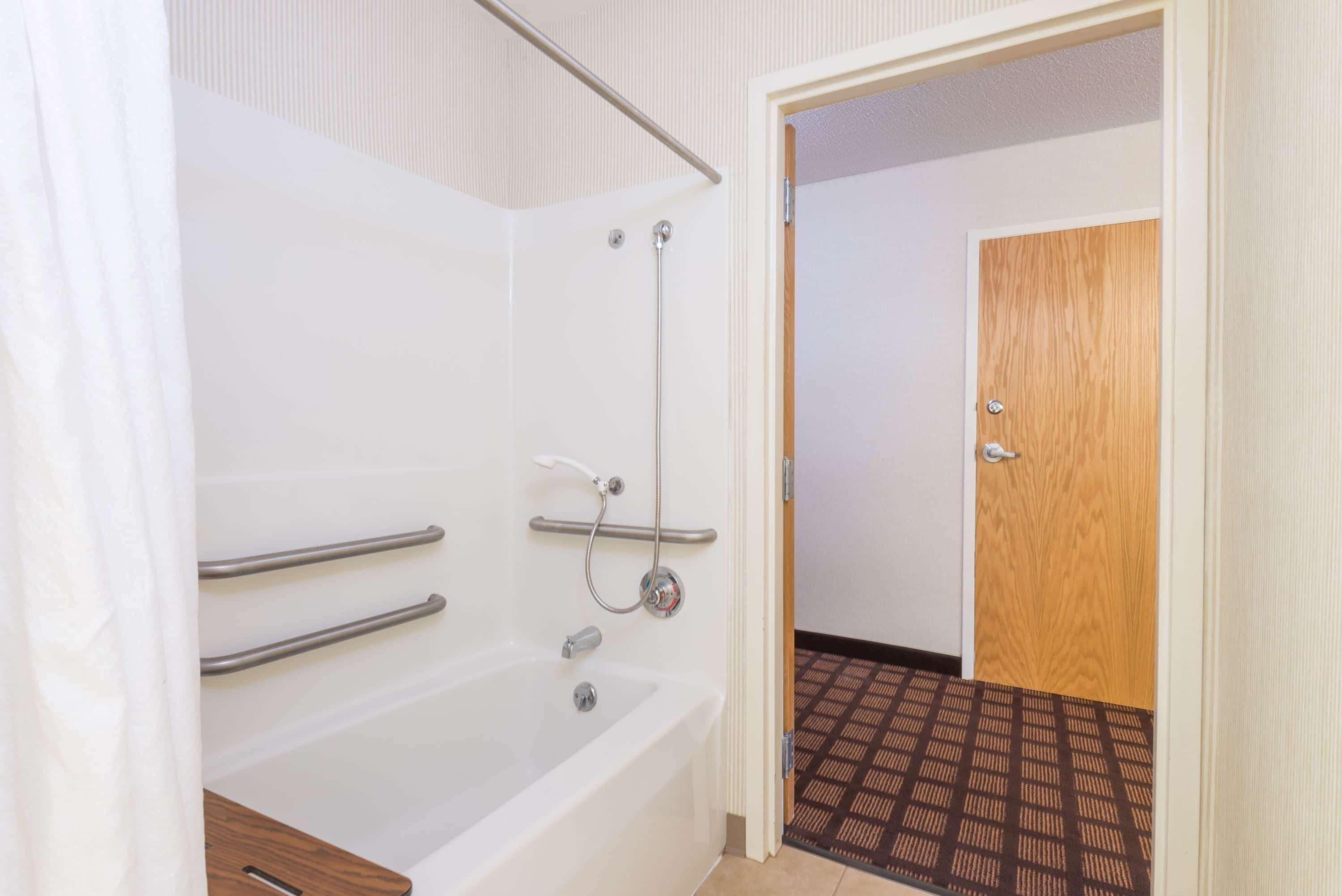 Microtel Inn & Suites By Wyndham Uncasville Room photo